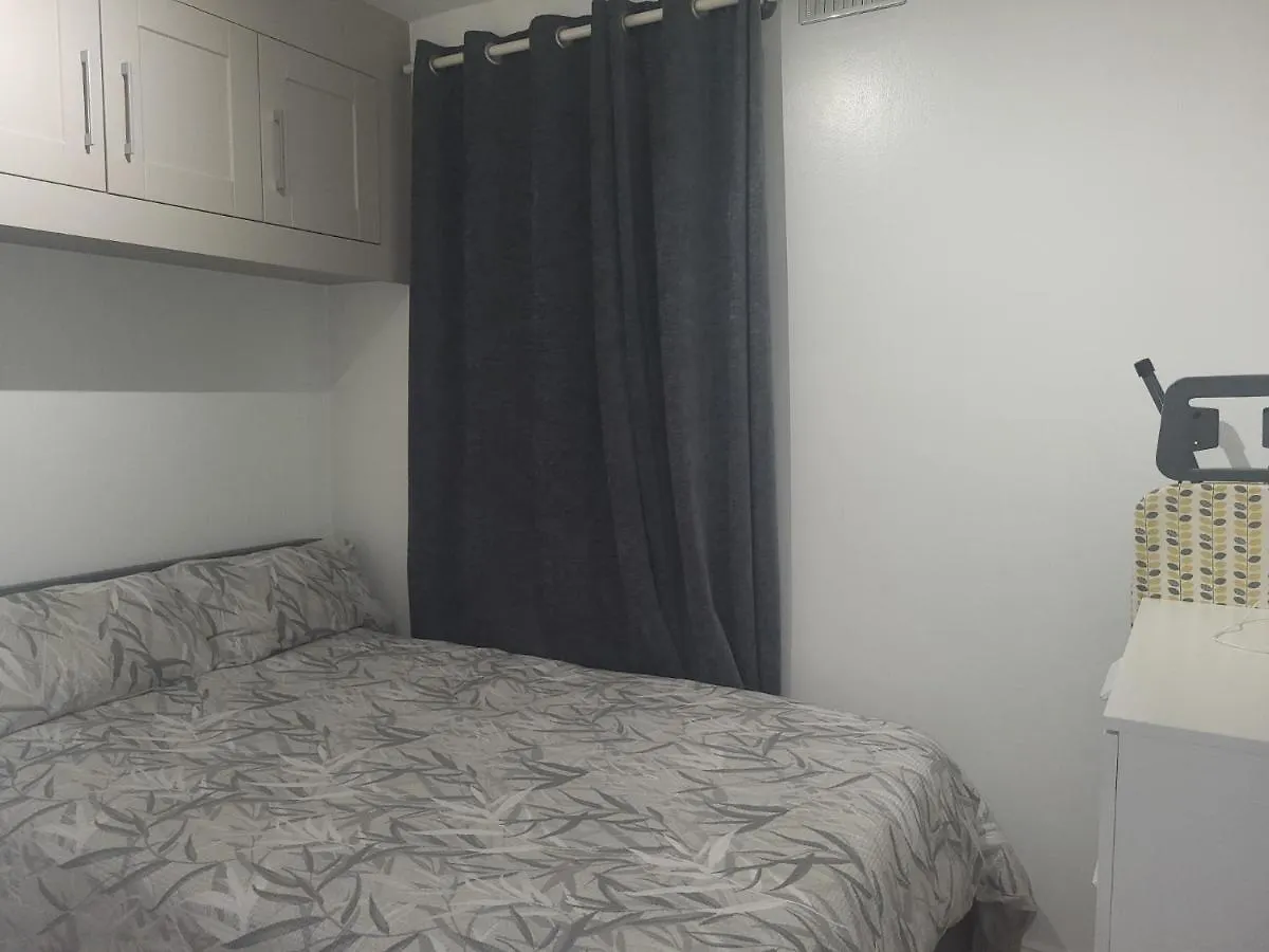 Two Bed Ground Floor Apartment - Bermondsey London