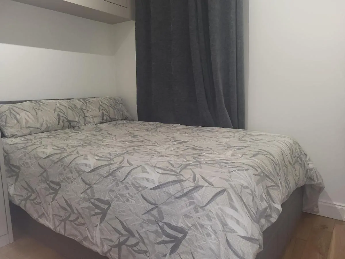 Two Bed Ground Floor Apartment - Bermondsey London United Kingdom
