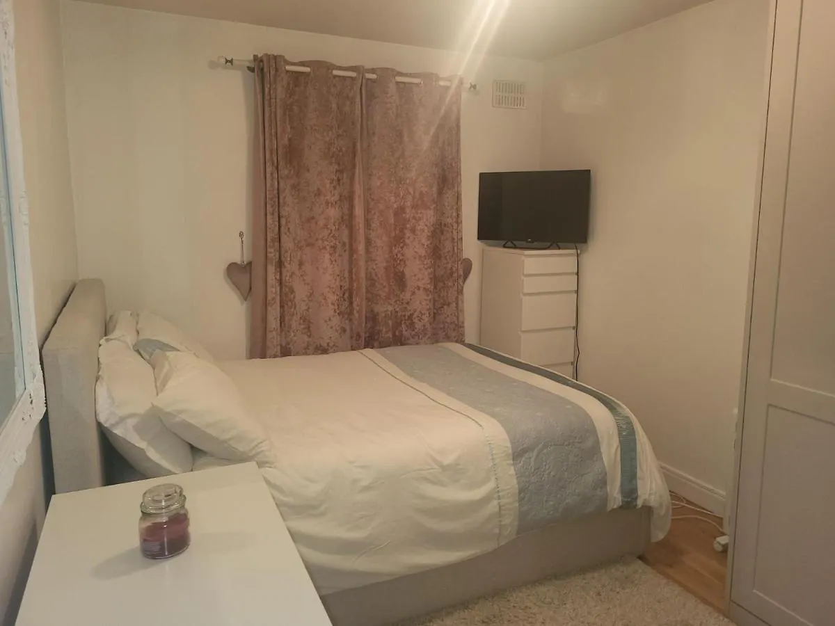 Two Bed Ground Floor Apartment - Bermondsey London