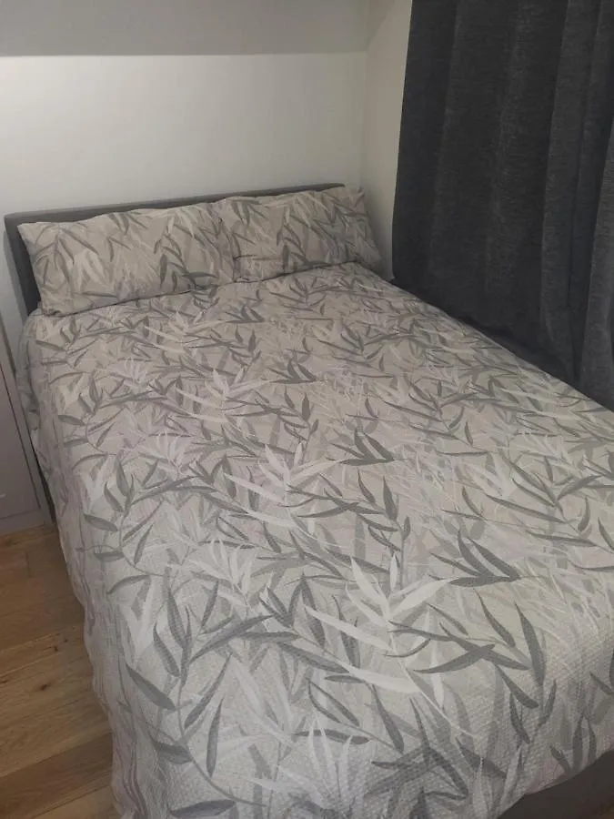 Two Bed Ground Floor Apartment - Bermondsey London