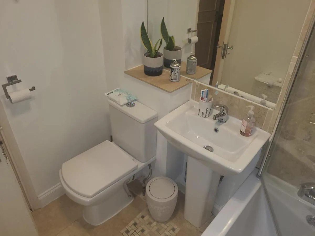 Two Bed Ground Floor Apartment - Bermondsey London